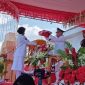 Bupati Sofyan Kaepa menyerahkan bendera merah putih untuk dilakukan pengibaran pada peringatan HUT RI ke 79 tahun, Sabtu 17 Agustus 2024 (Foto: Nomo/KabarBenggawi)