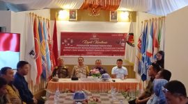 Ketua KPU Banggai Laut Syahrudin M. Tintis didampingi Kapolres Bangkep AKBP Jimmy Marthin Simanjuntak, Kasat Pol-PP Lutfi Badar saat rapat koordinasi persiapan pendaftaran dan pemeriksaan kesehatan bakal paslon Bupati dan wakil bupati, Sabtu 24 Agustus 2024 (Foto: Nomo/KabarBenggawi)