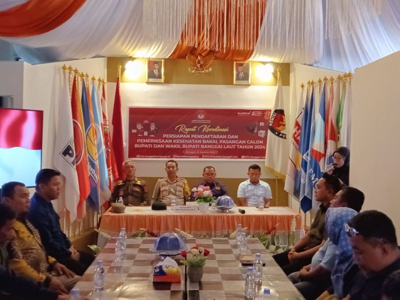 Ketua KPU Banggai Laut Syahrudin M. Tintis didampingi Kapolres Bangkep AKBP Jimmy Marthin Simanjuntak, Kasat Pol-PP Lutfi Badar saat rapat koordinasi persiapan pendaftaran dan pemeriksaan kesehatan bakal paslon Bupati dan wakil bupati, Sabtu 24 Agustus 2024 (Foto: Nomo/KabarBenggawi)