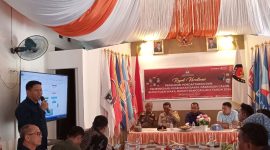 Anggota Komisioner KPU Banggai Laut Divisi Teknis Penyelenggara Randy Pebrianto Lodik memaparkan denah proses pendaftaran bakal pasangan calon, Sabtu 24 Agustus 2024 (Foto: Nomo/KabarBenggawi)