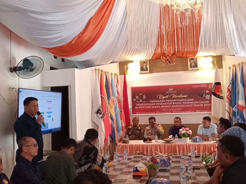 Anggota Komisioner KPU Banggai Laut Divisi Teknis Penyelenggara Randy Pebrianto Lodik memaparkan denah proses pendaftaran bakal pasangan calon, Sabtu 24 Agustus 2024 (Foto: Nomo/KabarBenggawi)