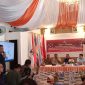 Anggota Komisioner KPU Banggai Laut Divisi Teknis Penyelenggara Randy Pebrianto Lodik memaparkan denah proses pendaftaran bakal pasangan calon, Sabtu 24 Agustus 2024 (Foto: Nomo/KabarBenggawi)