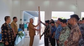 Bupati Banggai Laut Sofyan Kaepa mengukuhkan Pengurus Persatuan Anggota BPD Seluruh Indonesia (PABPDSI) Banggai Laut di Pendopo Rujab Bupati. Senin 26 Agustus 2024 (Foto: Nomo/KabarBenggawi)