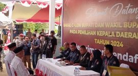 Ketua KPU Syahrudin M.Tintis didamping Anggota Komisioner Randy Pebrianti Lodik, Siti Hadra A. Aman, Suryadi Rihama dan Akhmad saat menerima pendaftaran bakal calon bupati Sofyan Kaepa dan Ablit di kantor KPU Banggai Laut, Selasa 27 Agustus 2024 (Foto: Nomo/KabarBenggawi)