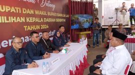 Komisioner KPU Banggai Laut menerima pasangan calon Sofyan Kaepa dan Ablit saat mendaftarkan diri di hari pertama pembukaan pendaftaran, Selasa 27 Agustus 2024 (Foto: Nomo/KabarBenggawi)