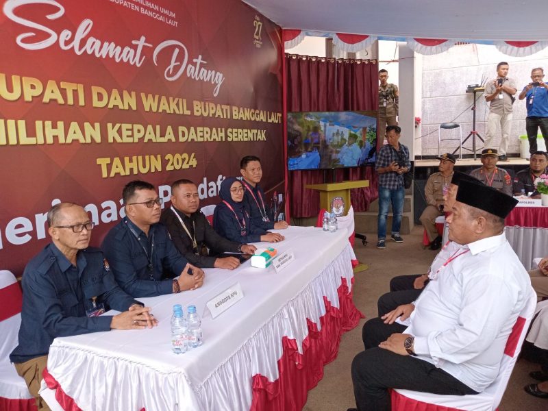 Komisioner KPU Banggai Laut menerima pasangan calon Sofyan Kaepa dan Ablit saat mendaftarkan diri di hari pertama pembukaan pendaftaran, Selasa 27 Agustus 2024 (Foto: Nomo/KabarBenggawi)