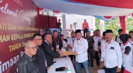 Ketua KPU Banggai Laut Syahrudin M.Tintis didamping anggota Komisioner Randy Pebrianto Lodik, Suryadi Rihama, Sitti Hadra A. Aman dan Akhmad saat menerima bakal paslon Rusli Banun-Rasis Abdullah, Rabu 28 Agustus 2024 (Foto: Nomo/KabarBenggawi)