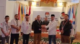 Ketua KPU Syarudin M.Tintis menyerahkan berita acara dan tanda terima pendaftaran bakal paslon Rusli Banun-Rasis Abdullah, Rabu 28 Agustus 2024(Foto: Nomo/KabarBenggawi)