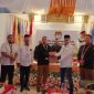 Ketua KPU Syarudin M.Tintis menyerahkan berita acara dan tanda terima pendaftaran bakal paslon Rusli Banun-Rasis Abdullah, Rabu 28 Agustus 2024(Foto: Nomo/KabarBenggawi)