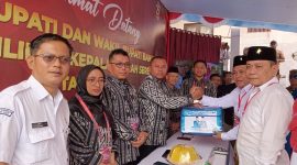 Ketua KPU Banggai Laut Syahrudin M. Tintis didamping anggota Komisioner Randy Pebrianto Lodik, Suryadi Rihama, dan Sitti Hadra A. Aman, Ahkmad dan Sekretaris KPU Ardin saat menerima berkas pendaftaran paslon Sidin Ibrahim Piadjo-Kifli Supu (Foto: Nomo/KabarBenggawi)