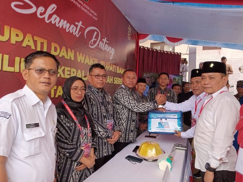 Ketua KPU Banggai Laut Syahrudin M. Tintis didamping anggota Komisioner Randy Pebrianto Lodik, Suryadi Rihama, dan Sitti Hadra A. Aman, Ahkmad dan Sekretaris KPU Ardin saat menerima berkas pendaftaran paslon Sidin Ibrahim Piadjo-Kifli Supu (Foto: Nomo/KabarBenggawi)