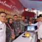 Ketua KPU Banggai Laut Syahrudin M. Tintis didamping anggota Komisioner Randy Pebrianto Lodik, Suryadi Rihama, dan Sitti Hadra A. Aman, Ahkmad dan Sekretaris KPU Ardin saat menerima berkas pendaftaran paslon Sidin Ibrahim Piadjo-Kifli Supu (Foto: Nomo/KabarBenggawi)