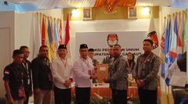 Ketua KPU Syahrudin saat memberikan berita acara dan tanda terima pendaftaran bakal paslon Sidin Piadjo-Kifli Supu, Kamis 29 Agustus 2024 (Foto: Nomo/KabarBenggawi)