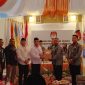 Ketua KPU Syahrudin saat memberikan berita acara dan tanda terima pendaftaran bakal paslon Sidin Piadjo-Kifli Supu, Kamis 29 Agustus 2024 (Foto: Nomo/KabarBenggawi)