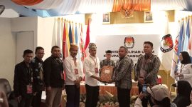 Ketua KPU Banggai Laut Syahrudin menyerahkan berita acara penerimaan pendaftaran paslon Singgih Baskoro Mus-Tanjung Dg Pawara, Kamis 29 Agustus 2024 (Foto: Nomo/KabarBenggawi)