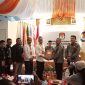 Ketua KPU Banggai Laut Syahrudin menyerahkan berita acara penerimaan pendaftaran paslon Singgih Baskoro Mus-Tanjung Dg Pawara, Kamis 29 Agustus 2024 (Foto: Nomo/KabarBenggawi)