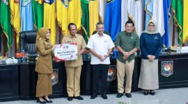 Mendagri Tito Karnavia melakukan penyerahan secara simbolis insentif fiskal bagi pemerintah daerah yang berhasil mengendalikan inflasi di daerahnya (Kemenkeu)