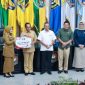 Mendagri Tito Karnavia melakukan penyerahan secara simbolis insentif fiskal bagi pemerintah daerah yang berhasil mengendalikan inflasi di daerahnya (Kemenkeu)