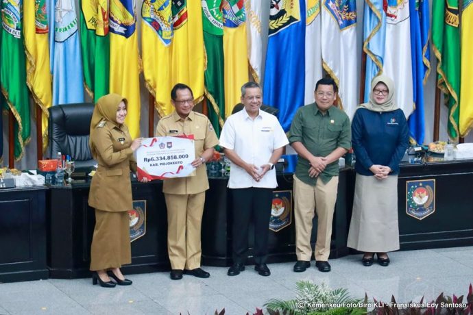Mendagri Tito Karnavia melakukan penyerahan secara simbolis insentif fiskal bagi pemerintah daerah yang berhasil mengendalikan inflasi di daerahnya (Kemenkeu)
