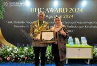 Bupati Banggai Laut Sofyan Kaepa pada acara penghargaan UHC Award di Jakarta (Istimewa)