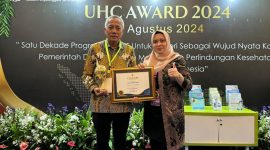 Bupati Banggai Laut Sofyan Kaepa pada acara penghargaan UHC Award di Jakarta (Istimewa)