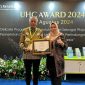 Bupati Banggai Laut Sofyan Kaepa pada acara penghargaan UHC Award di Jakarta (Istimewa)