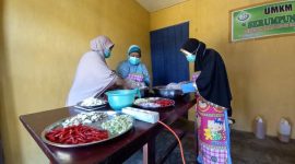 Rahma Saule bersama anggota UMKM lainnya saat membuat sambal roa di Desa Lampa, Kecamatan Banggai, Kabupaten Banggai Laut, Minggu 4 April 2021 (Foto: Purnomo Lamala/ KabarBenggawi)