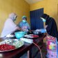 Rahma Saule bersama anggota UMKM lainnya saat membuat sambal roa di Desa Lampa, Kecamatan Banggai, Kabupaten Banggai Laut, Minggu 4 April 2021 (Foto: Purnomo Lamala/ KabarBenggawi)