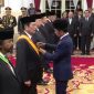 Presiden Jokowi Bagikan Tanda Jasa ke Puluhan Tokoh