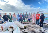 Penyaluran bantuan bibit rumput laut (Istimewa)