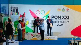 Prosesi pemberian medali emas kepada atlet Sulawesi Tengah (Istimewa)