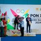 Prosesi pemberian medali emas kepada atlet Sulawesi Tengah (Istimewa)