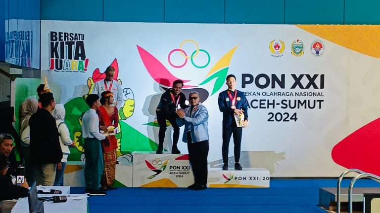 Prosesi pemberian medali emas kepada atlet Sulawesi Tengah (Istimewa)