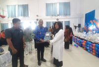 Bupati Sofyan Kaepa saat memberikan bantuan Leptop pada kegiatan gebyar PAUD di gedung Ali Hamid. Selasa 17 September 2024 (Foto:Rahman/ KabarBenggawi)