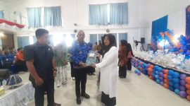 Bupati Sofyan Kaepa saat memberikan bantuan Leptop pada kegiatan gebyar PAUD di gedung Ali Hamid. Selasa 17 September 2024 (Foto:Rahman/ KabarBenggawi)