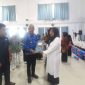 Bupati Sofyan Kaepa saat memberikan bantuan Leptop pada kegiatan gebyar PAUD di gedung Ali Hamid. Selasa 17 September 2024 (Foto:Rahman/ KabarBenggawi)