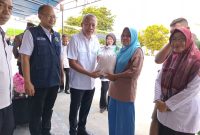 Bupati Sofyan Kaepa memberikan secara simbolis beras di operasi pasar murah, Rabu 18 September 2024 (Foto: Nomo/ KabarBenggawi)