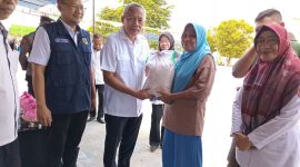 Bupati Sofyan Kaepa memberikan secara simbolis beras di operasi pasar murah, Rabu 18 September 2024 (Foto: Nomo/ KabarBenggawi)