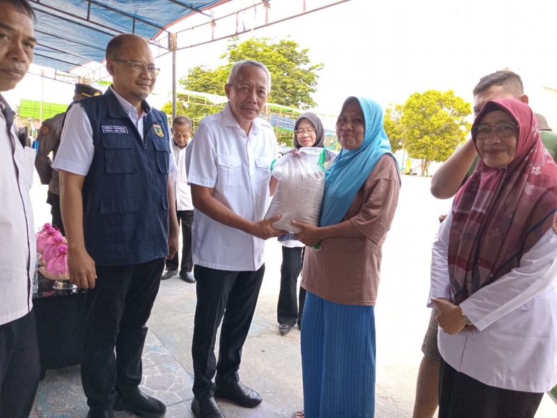 Bupati Sofyan Kaepa memberikan secara simbolis beras di operasi pasar murah, Rabu 18 September 2024 (Foto: Nomo/ KabarBenggawi)