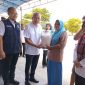 Bupati Sofyan Kaepa memberikan secara simbolis beras di operasi pasar murah, Rabu 18 September 2024 (Foto: Nomo/ KabarBenggawi)