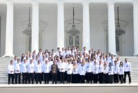 Presiden Joko Widodo dan Ibu Iriana pamitan dengan Keluarga Besar Istana, halaman depan Istana Merdeka, Jakarta, Kamis (10/10/2024).