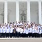 Presiden Joko Widodo dan Ibu Iriana pamitan dengan Keluarga Besar Istana, halaman depan Istana Merdeka, Jakarta, Kamis (10/10/2024).