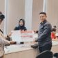 Divisi Teknis Penyelenggara KPU Banggau Laut Randy Pebrianto Lodik melakukan pengecekan surat suara yang akan di cetak pada Pilkada Banggai Laut (Ist)