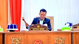 Ketua DPRD Banggai Laut, Patwan Kuba., SH.,MH saat memimpin rapat paripurna persetujuan bersama Rancangan KUA-PPAS TA 2025 dan pembahasan  persetujuan penyertaan modal Pemkab Banggai Laut ke PT Bank Sulteng tahun 2025-2029 (Istimewa)