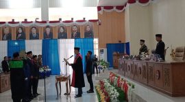 Prosesi pelantikan unsur pimpinan DPRD Banggai Laut oleh Ketua PN Luwuk, Patwan Kuba jabat Ketua DPRD, Jamaludin R. Bunsiang Wakil Ketua I, Abukar O. Sumail Wakil Ketua II (Foto: Nomo/KabarBenggawi)