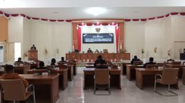 Ketua DPRD Banggai Laut Patwan Kuba saat memimpin rapat paripurna persetujuan bersama Rancangan KUA-PPAS Tahun Anggaran 2025 (Foto: Nomo/ KabarBenggawi)