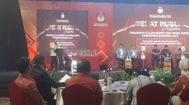 Ketua KPU Banggai Laut Syahrudin M. Tintis saat sambutan pada debat publik pertama di Palu (Rahman/KabarBenggawi)