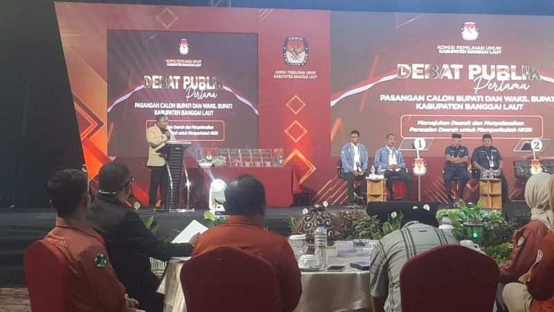 Ketua KPU Banggai Laut Syahrudin M. Tintis saat sambutan pada debat publik pertama di Palu (Rahman/KabarBenggawi)