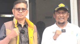 Ketua Komisi Informasi Daerah Sulawesi Tengah Hi. Abbas H. Rahim, SH., MED bersama Kepala Bidang Informasi Komunikasi Publik, Diskominfo Banggai Laut Ismail Supa, S.Sos (Istimewa)
