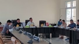 Ketua DPRD Patwan Kuba dan Wakil Ketua DPRD Jamaludin R. Bunsiang saat Rapat Dengar Pendapat (RDP) soal keluhan masyarakat di Kecamatan Labobo tentang pemadaman listrik (Foto: Nomo/KabarBenggawi)